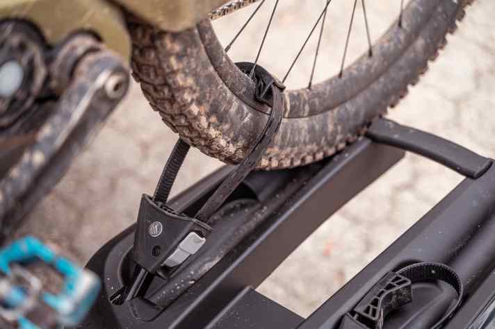 Sonderlösung Nummer 3: Die Laufradhalter sind weit innen angeschlagen. Aufgrund ihrer Bauweise passen sie nicht für Rennräder und Gravelbikes