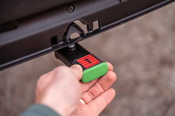 Zum Abklappen muss der Träger per Hand entriegelt werden