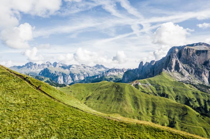 Really too good to shoot down here at racing speed: the view at Col Rodella.