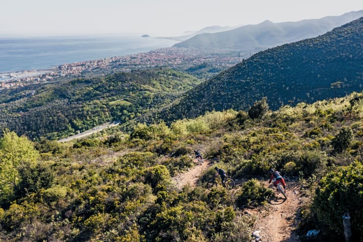 Seit sich Pietra Ligure und Finale Ligure zusammengetan haben, klappt’s auch mit dem Meerblick vom Trail aus.