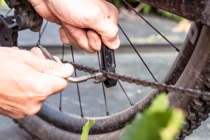 Dank großer Hebel lässt sich die Kette fix öffnen.