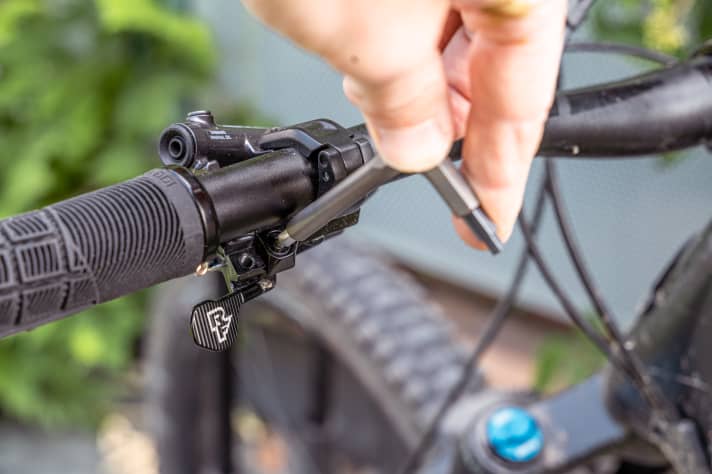 Auch versteckte Schrauben erreicht man mit dem L-Schlüssel. Hier muss man sich aber mit dem kleinen Hebel begnügen, nicht immer optimal.