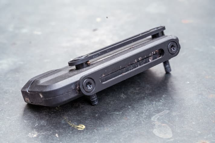 Oben Innensechskant, seitlich Torx - das nervt bei der Montage. Der 20er Torx ist als Tool leider nicht an Bord.