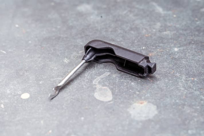 Handy but not too stable: The tubeless tool bent during the test.