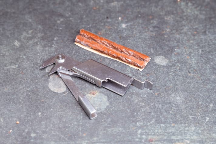 Kein Präzisionswerkzeug, aber zum Abzwicken der Tubeless-Würstchen allemal ausreichend.