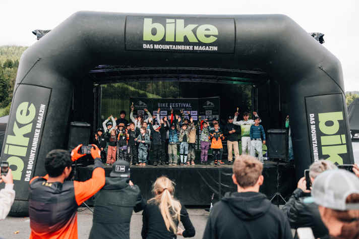 Die Teilnehmer der Scott Junior Trophy werden auf der großen BIKE-Bühne geehrt. Die weiteste Anreise hatte eine junge Bikerin aus Indonesien.