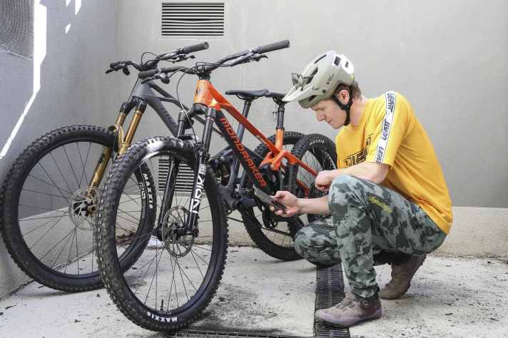 Suspension setup on your mobile phone: A smartphone is needed for the initial setup of the electronic dampers and fork.