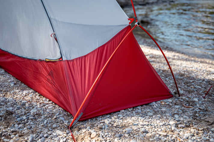 The rectangular floor plan and the triangular bar construction improve the sense of space