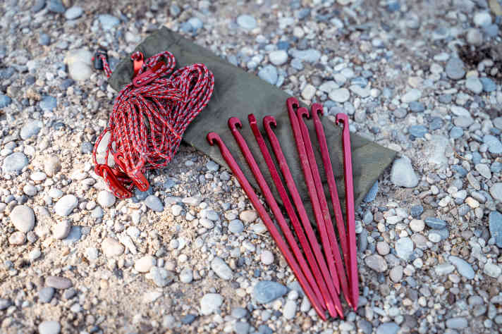 Despite their minimal weight, the pegs are pleasantly stable and do not bend even in hard ground
