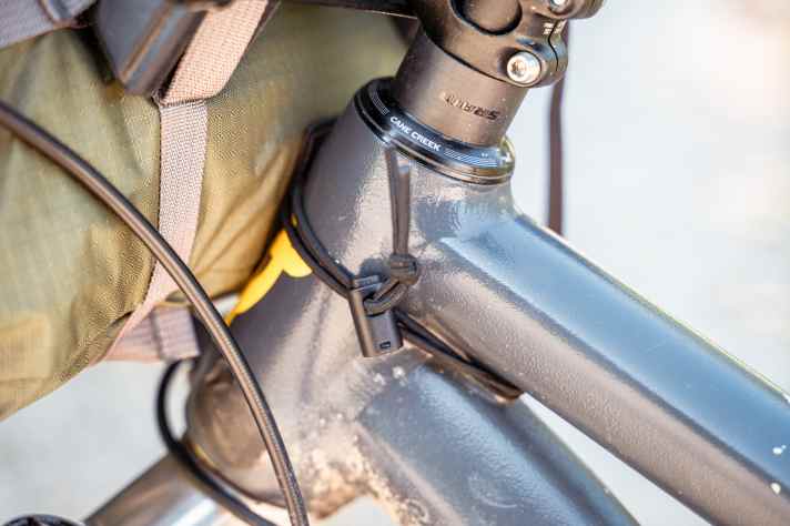 A rubber rope serves as a third fixed point. This construction does not provide optimum grip in off-road use