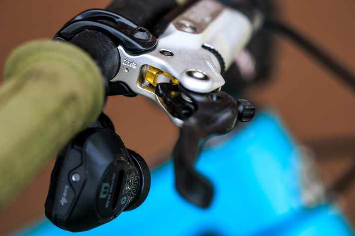 The centrepiece of the new Sram Maven: the revised SwingLink in gold. This is a type of deflection lever that transfers the force from the brake lever to the master piston. If you change the lever geometry of this SwingLink, the power development of the brake changes.