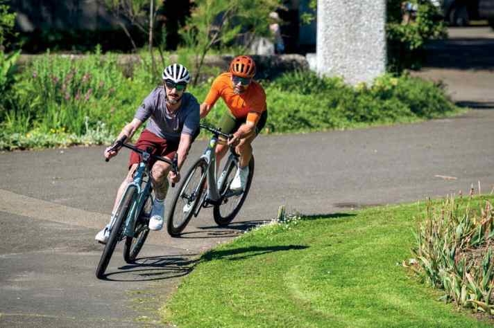 Der Edelracer liegt nur in Teildisziplinen klar vor dem Sparfuchs von Decathlon, für ambitionierte Fahrer allerdings in den entscheidenden. Je nach Einsatzzweck hat der durch sein top Preis-Leistungs-Verhältnis die Nase vorn.