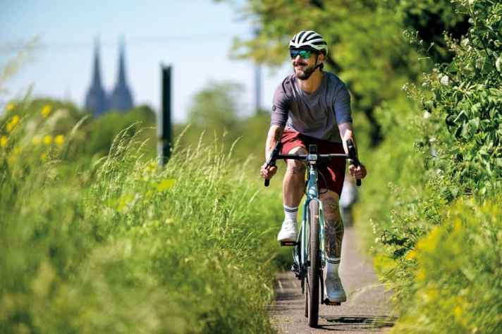 Relaxen am Unterlenker: Durch seine Geometrie hat man selbst in sportlicher Lenkerposition beim Van Rysel den Kopf frei für die Schönheit der Umgebung. Gleichzeitig genießt man von hier aus die gute Kontrolle über den Lenker und alle Bedienelemente daran.