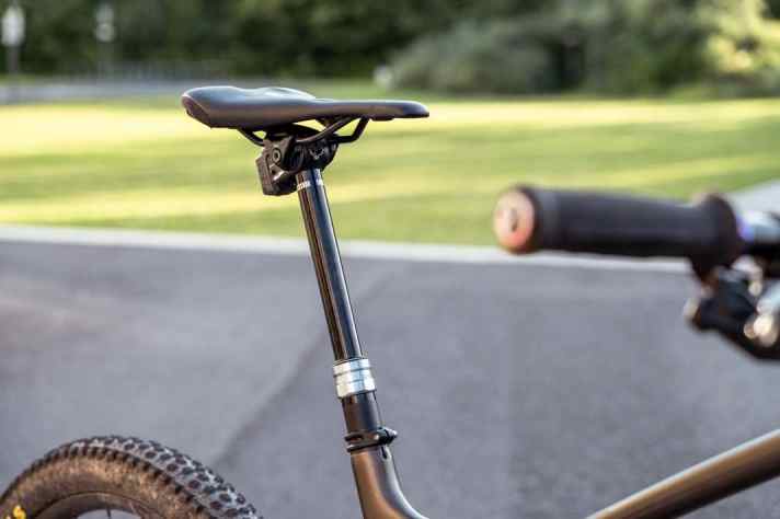 In our opinion, an indispensable component on an e-mountainbike: the telescopic seat post. This allows the saddle height to be infinitely adjusted via the handlebar lever depending on the riding situation. The crowning glory of creation are wireless, electronically controlled dropper posts.