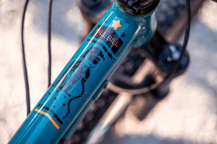 Das Hill Bill passt für kleine Heldinnen und Helden ab etwa 1,30 Meter Größe