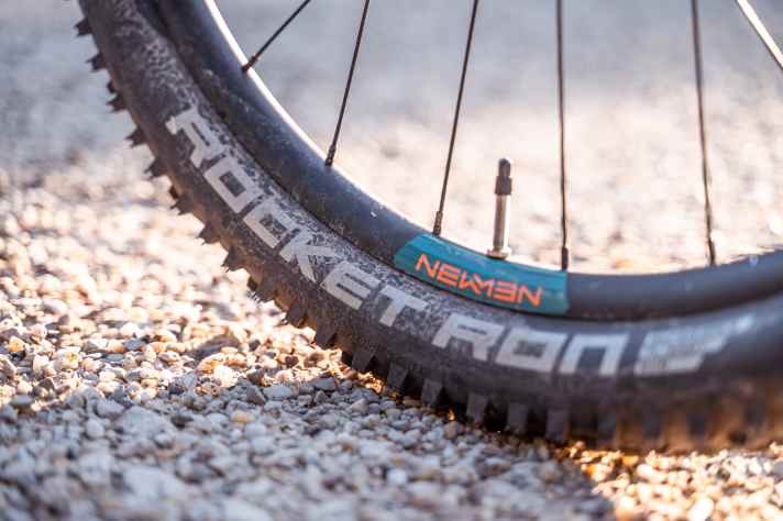 Gut für Sprints gegen die Freunde: die schnell rollenden Schwalbe Rocket Ron in 2,35er Breite