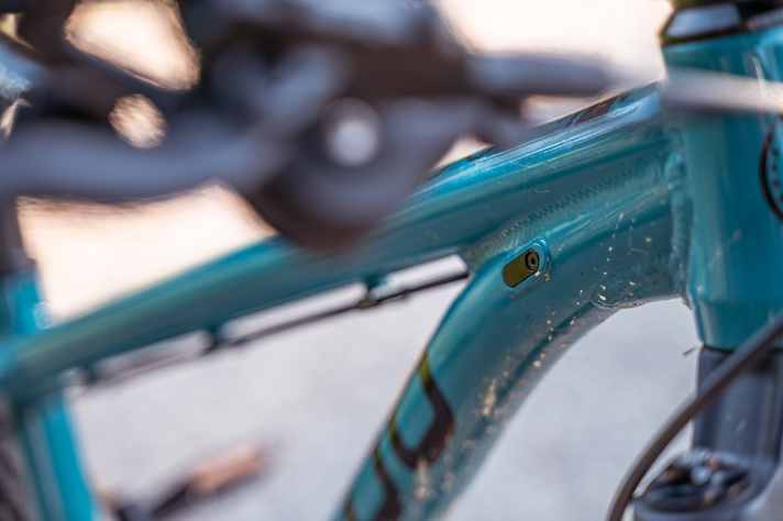 If you want to retrofit a telescopic support later, the cables can be neatly routed in the frame