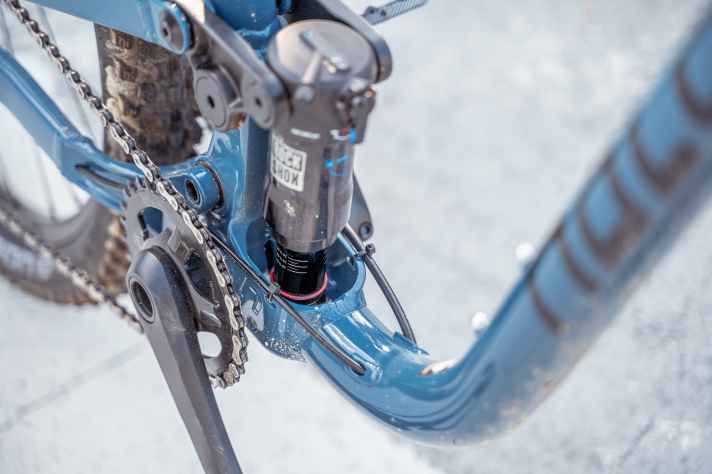 Der Rockshox-Dämpfer liegt tief im Rahmen und sorgt für einen optimalen Schwerpunkt.