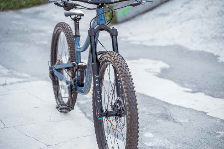 At the front, a Manitou Machete with 140 millimetres of travel and a special kids' tune smoothes out the trails