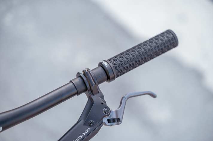 Clever: The particularly thin handlebars allow child-friendly grips. A special adapter sleeve is required for brake and gear levers