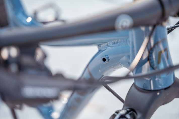 Leider nicht in der Standard-Ausstattung: Wer eine Teleskopstütze möchte, muss noch tiefer in die Tasche greifen. Die Zugführung ist aber schon vorhanden.