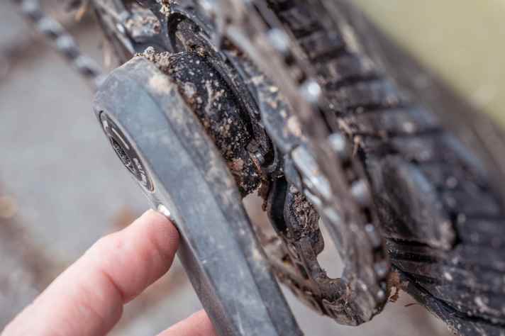 Drückt man den kleinen Pin, blockiert die Kurbel den Motor-Freilauf