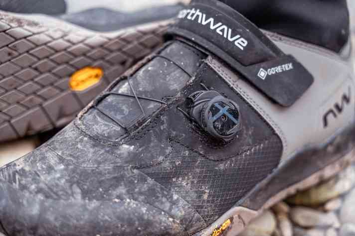 Das winzige Häkchen entriegelt den Verschluss. Das Drehrad liegt kantig und wenig griffig in der Hand