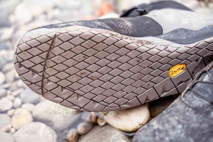 Guter Grip auf dem Pedal aber rutschig auf feuchten Wurzeln oder Felsen. Etwas mehr Porfil würde der Sohle guttun