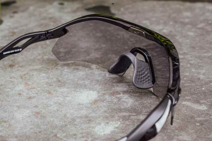 The protruding nose wings are not adjustable, but lie firmly and very comfortably on the head