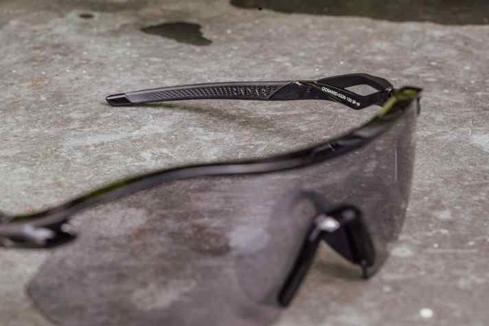 Les branches sont également fixes, mais leur forme incurvée les maintient bien en place sur la tête.