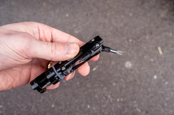 Das Tool ist ausreichend groß und liegt gut in der Hand. Über ein Zwischenstück dient der Kettennieter als Hebelverlängerung.