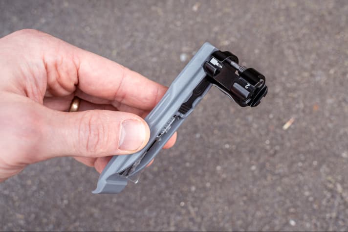 Der Reifenheber lässt sich als Hebel an den Kettennieter ansetzen.