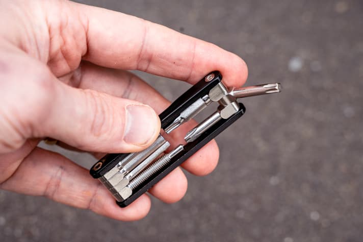 Das Minitool macht seinem Namen Ehre. Für Notreparaturen ist es ok, wer unterwegs aber gerne mal Anpassungen am Bike vornimmt, wird damit keinen Spaß haben.