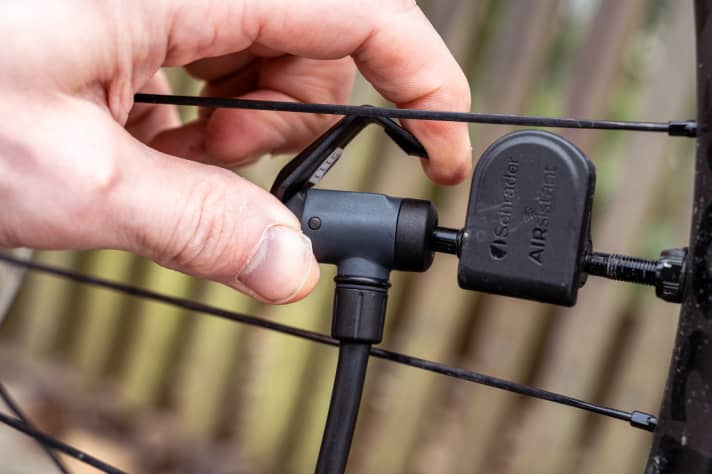 Der kleine Pumpenkopf ist nicht optimal beim Aufsetzen. Beim Umlegen des Klemmhebel verbiegt man schnell den Ventilkopf.