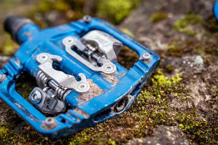One Up relies on the SPD mechanism. However, you don't always hit the pedals as reliably as with Shimano.