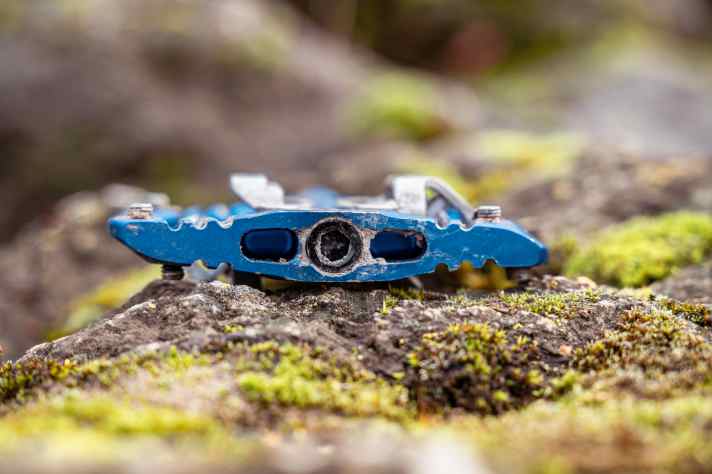 The standover height on the One Up is just 7.2 millimetres. This means you stand very directly on the lightweight pedal.