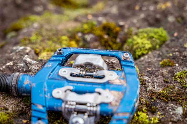 The pins can be screwed in from above or below and are easy to service, even when dirty.