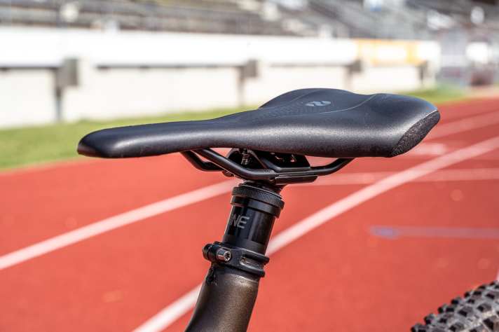 Mit nur 30 mm baut die Sattelaufnahme extrem niedrig. Damit wird der Hub bestens nutzbar