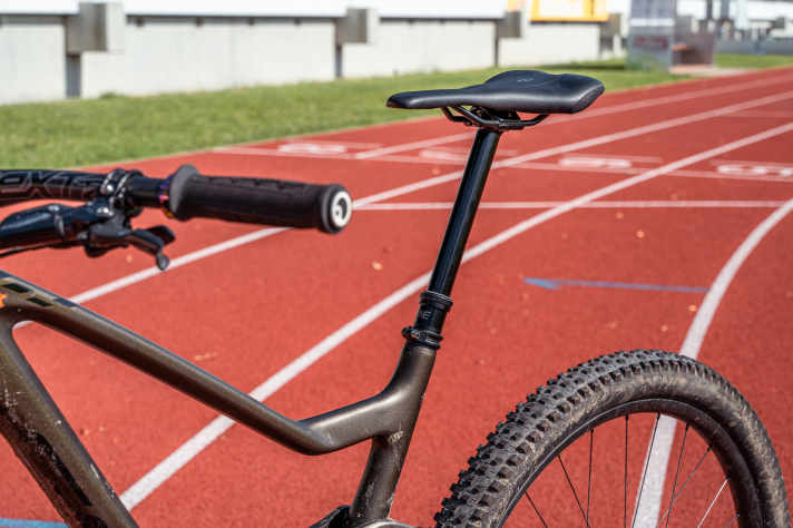 The OneUp V3 dropper post is available with up to 242 mm travel! We tested the version with 180 mm.
