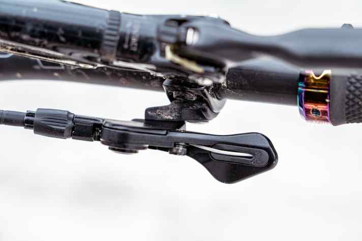 Nice detail: The cut mark for shortening the cable and the small holder for the cable end in the back of the remote