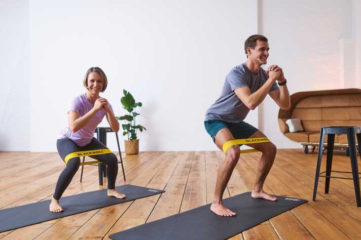 Hilfsmittel sind für die Übungen nahezu keine nötig. Das Blackroll-Band gibt es für die Teilnahme kostenlos dazu