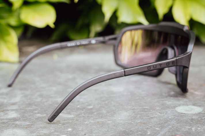 Die Brillenbügel lassen sich anpassen, was den Sitz der Brille spürbar verbessert