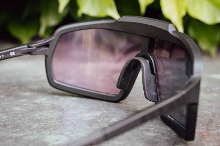 Den breiten Rahmen sieht man von vorne kaum. Tatsächlich beschneidet er aber etwas das Sichtfeld des Fahrers