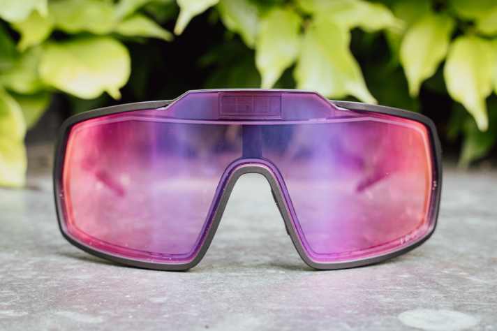 Die Elektronik sitzt im kleinen Höcker am oberen Rand der Scheibe und reagiert sensibel auf Lichtveränderungen