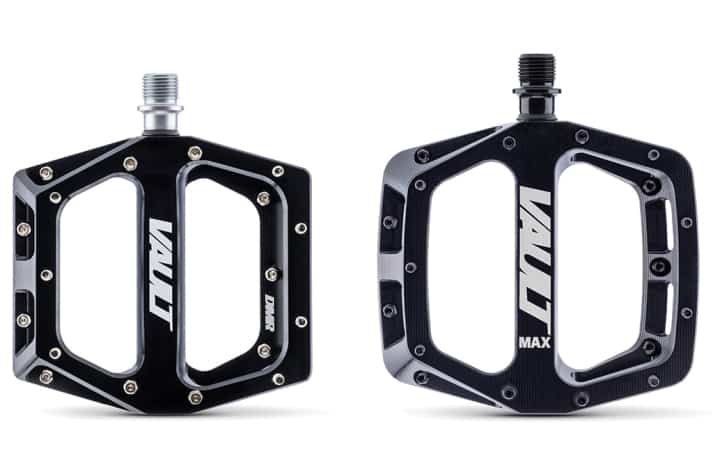 A size comparison of the classic Vault and the Vault Max. With 11 per cent more contact area, the DMR Vault Max is particularly suitable for bikers with large feet.