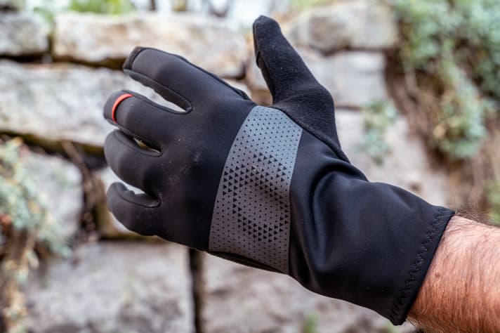 Mehr als etwas Spritzwasser hält das Material des Pearl Izumi nicht ab