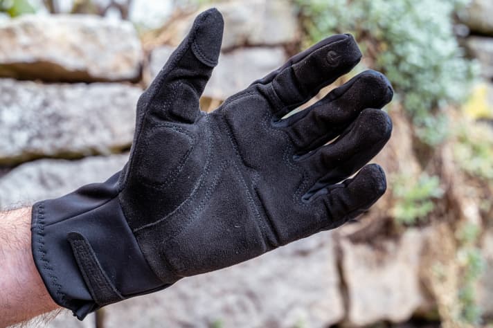 The grip around the handlebars is direct, but the many pads are quite stubborn