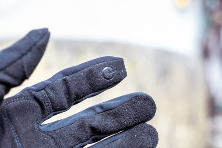 Thanks to the thin lining, you have a pleasant feeling on the fittings. Smartphones are easy to operate