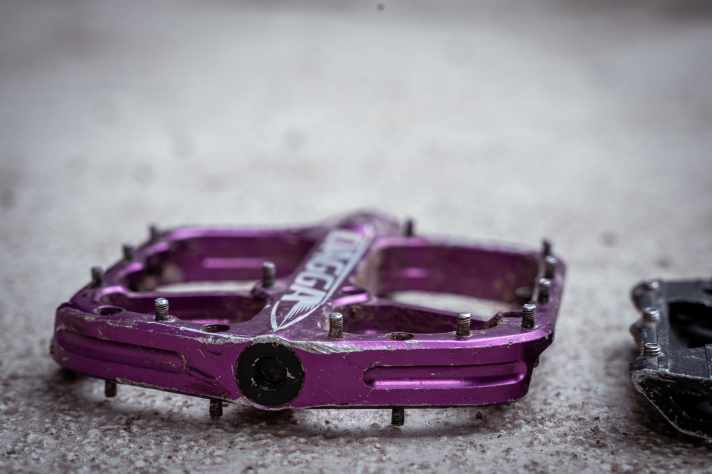 A thread that extends to the end of the pins can interlock better with the shoe