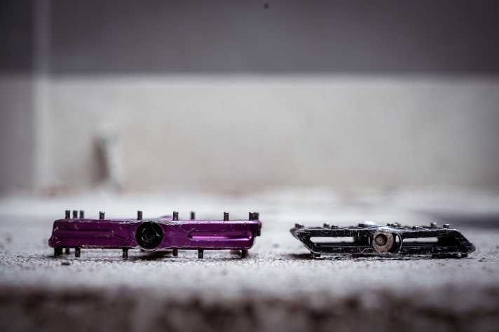 The flatter the pedal, the greater the ground clearance. However, the diameter of the bearings also limits the height of the pedals